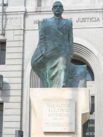 Status of Salvador Allende in front of Ministry of Justice